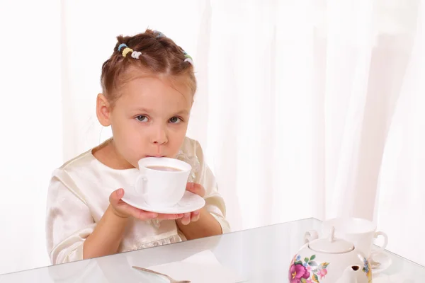 Linda menina bebendo xícara de chá — Fotografia de Stock