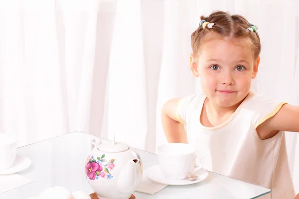 漂亮的小女孩与杯子和茶壶 — 图库照片