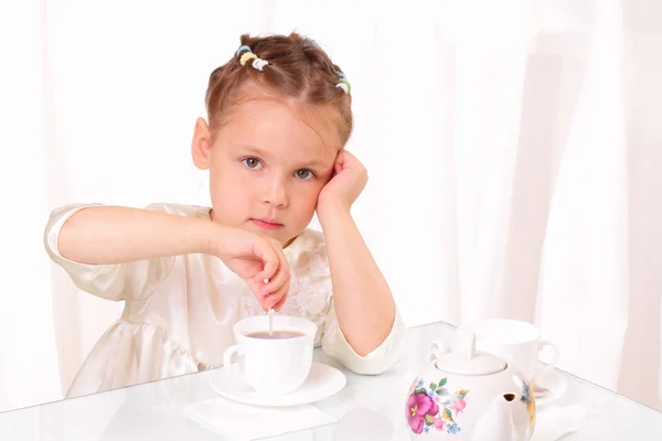 Hermosa niña con una taza de té —  Fotos de Stock