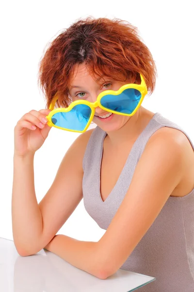 Schönes junges Mädchen mit großer Sonnenbrille — Stockfoto