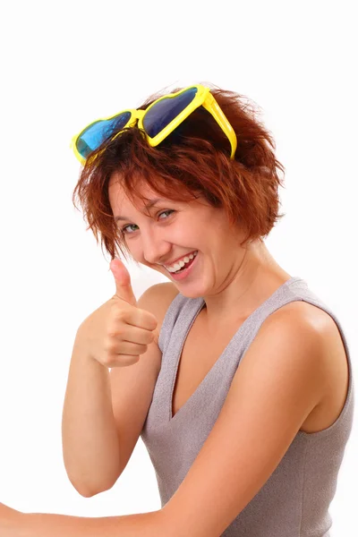 Щаслива молода дівчина з великими сонцезахисними окулярами — стокове фото