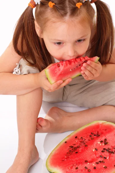 Attraktives Kind isst Wassermelone — Stockfoto