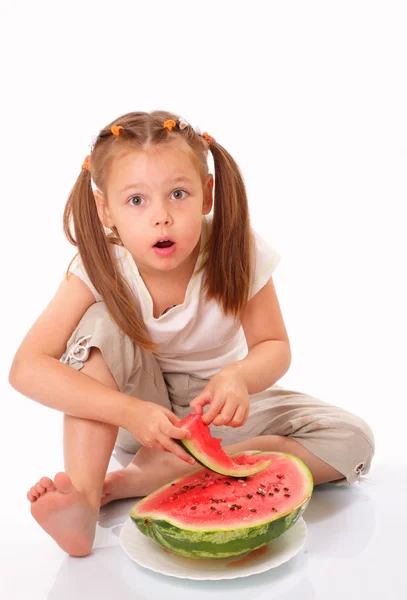 Schönes Kind isst Wassermelone — Stockfoto