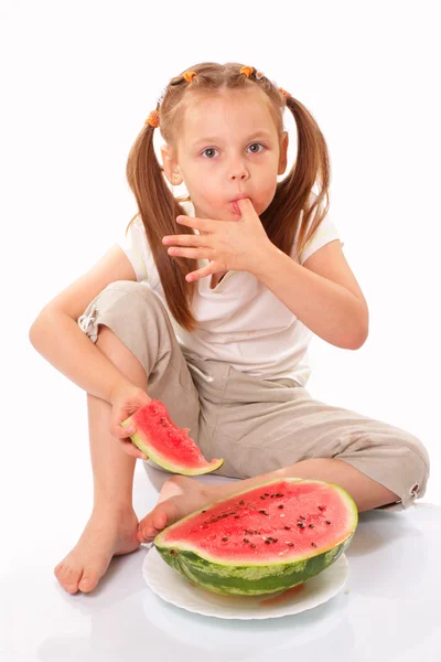 Schönes Kind isst Wassermelone — Stockfoto