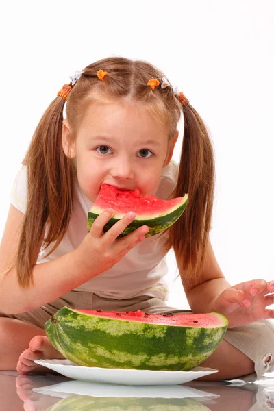 Schönes kleines Mädchen isst Wassermelone — Stockfoto