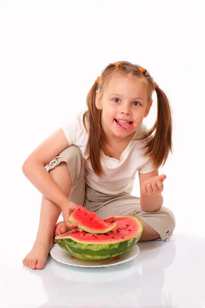 Lustiges kleines Mädchen mit Wassermelone — Stockfoto