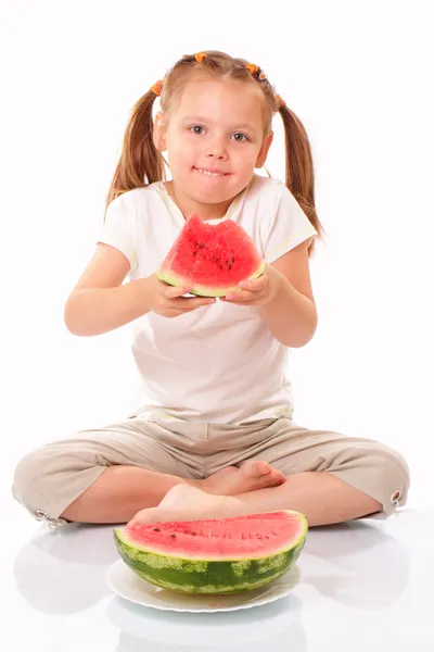 Glückliches kleines Mädchen mit Wassermelone — Stockfoto