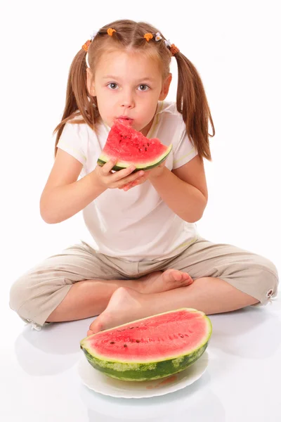 Menina agradável comendo melancia — Fotografia de Stock