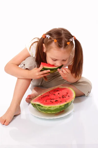 Hübsches Kind isst Wassermelone — Stockfoto