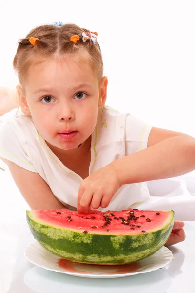 Hübsches Kind mit Wassermelone — Stockfoto