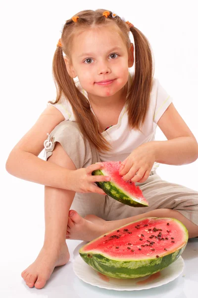 Lächelnd schönes Mädchen, das Wassermelone isst — Stockfoto