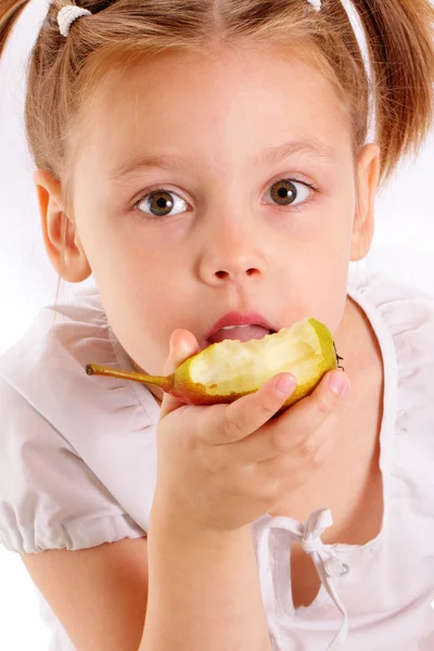 Attraente bambina mangiare pera — Foto Stock