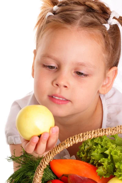 Menina bonita com maçã e legumes — Fotografia de Stock