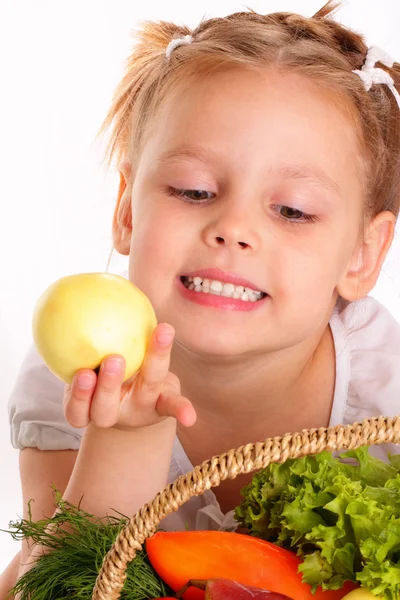 Mooi klein meisje met apple en groenten — Stockfoto