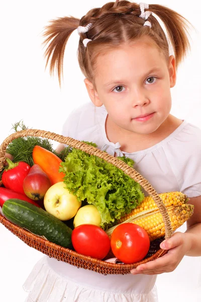 Mooi klein meisje met groenten en fruit — Stockfoto