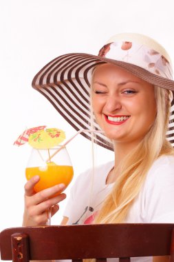 gülümseyen içme suyu şapkalı sarışın kadın