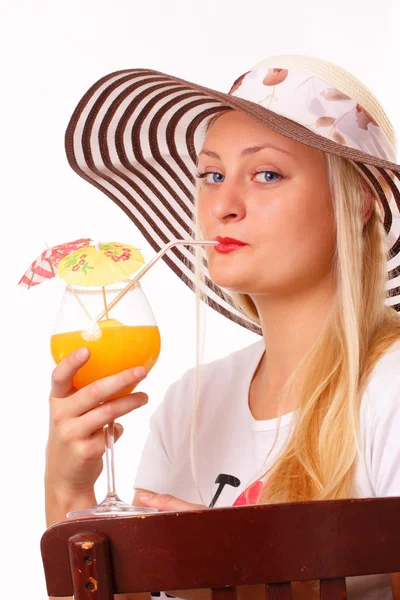 Mulher loira bonita em um chapéu beber suco — Fotografia de Stock