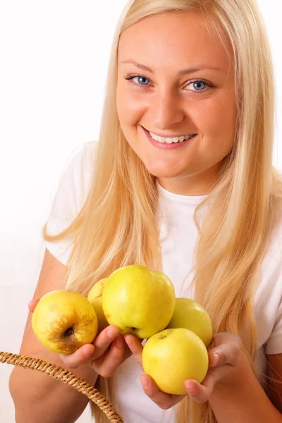 Mulher loira feliz com maçãs saborosas — Fotografia de Stock