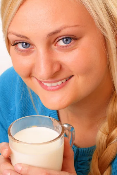 Hübsche blonde Frau trinkt Milch — Stockfoto