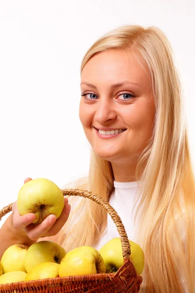 Söt blond kvinna med goda äpplen — Stockfoto