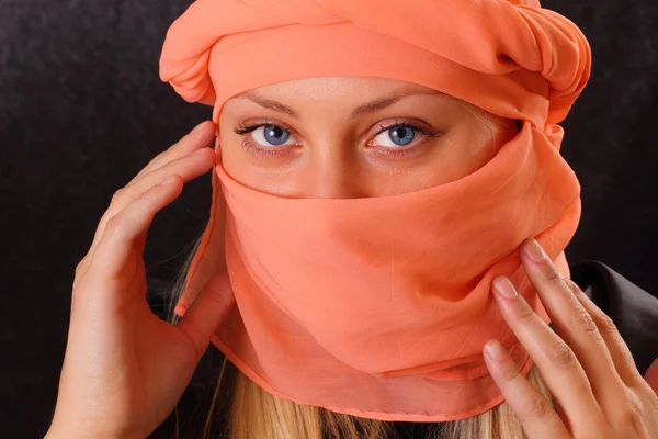 Attraktiv blondine kvinde i kappe - Stock-foto