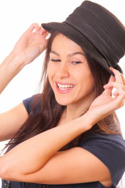 şapkalı bir çekici genç esmer kadın