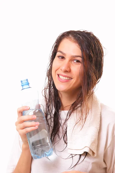 Attraktive junge brünette Frau mit einer Flasche Wasser — Stockfoto