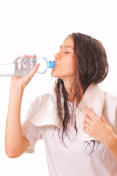 Schöne junge brünette Frau trinkt Wasser — Stockfoto