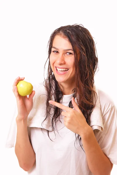 Schöne junge brünette Frau mit einem Apfel — Stockfoto