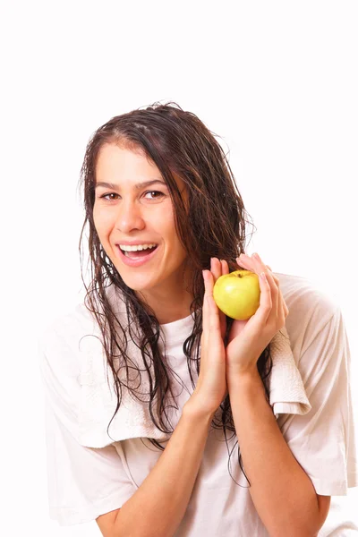 Glückliche junge brünette Frau mit einem Apfel — Stockfoto
