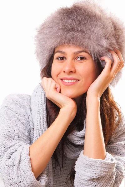 Atractiva morena con sombrero de piel —  Fotos de Stock