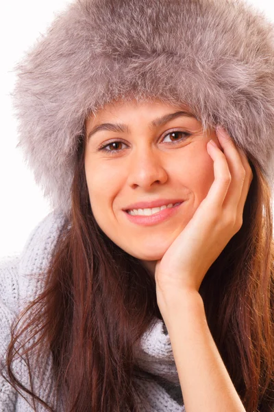 Bella donna bruna in un cappello di pelliccia — Foto Stock
