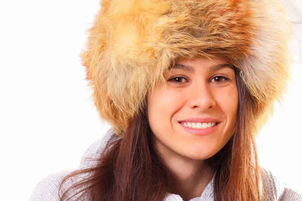 Mladá a krásná bruneta žena v kožešinové čepici — Stock fotografie