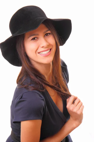 Attraktiv och glad ung kvinna i en svart hatt — Stockfoto
