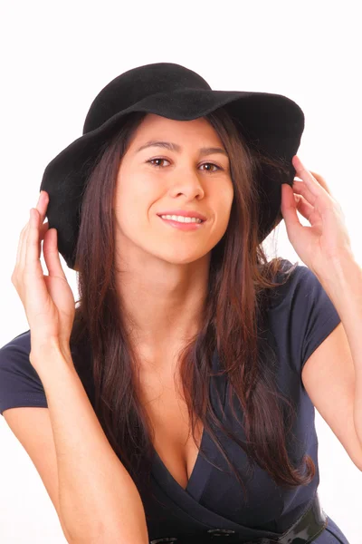 Attraktiv kvinna i svart hatt — Stockfoto
