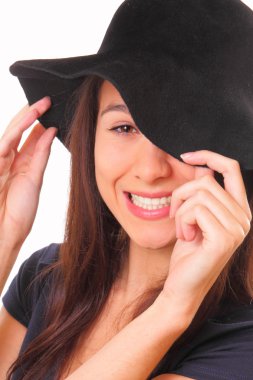 çekici genç kadın siyah bir şapka