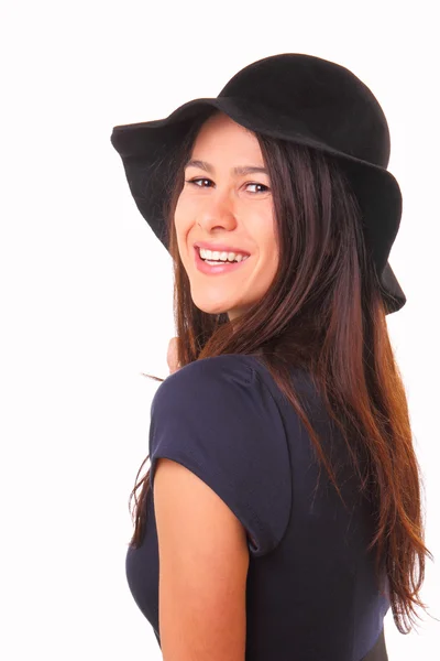Vacker och glad ung kvinna i en svart hatt — Stockfoto