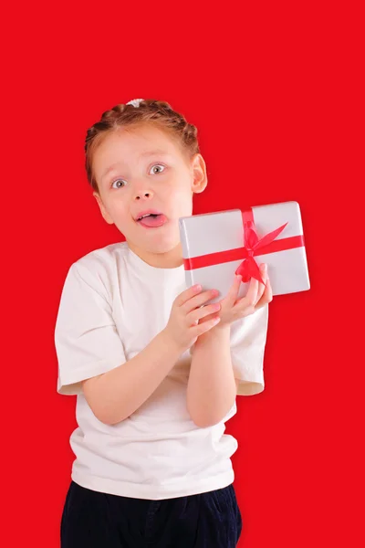 Menina bonito com um presente para o Dia dos Namorados — Fotografia de Stock