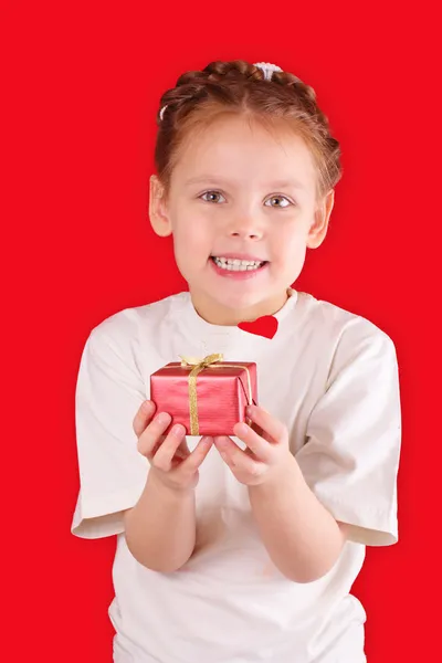 Kleines Mädchen mit einem Geschenk zum Valentinstag — Stockfoto