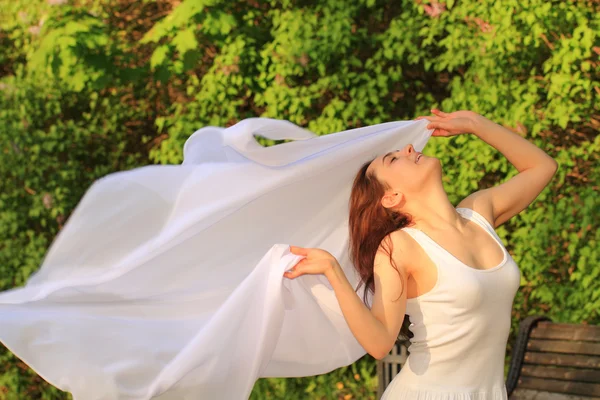 Bastante joven chica relajante al aire libre — Foto de Stock