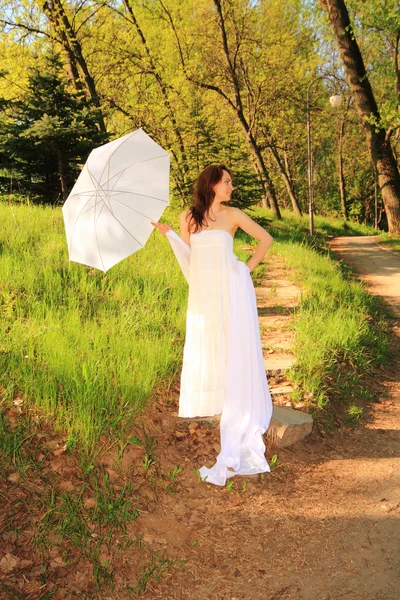 Chica joven disfrutando de Primavera — Foto de Stock