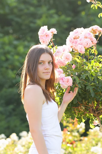 Beautiful young woman outdoor — Stock Photo, Image