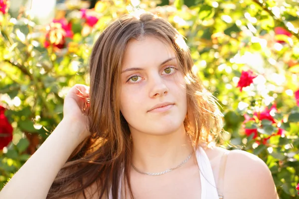 Attraente giovane donna all'aria aperta — Foto Stock