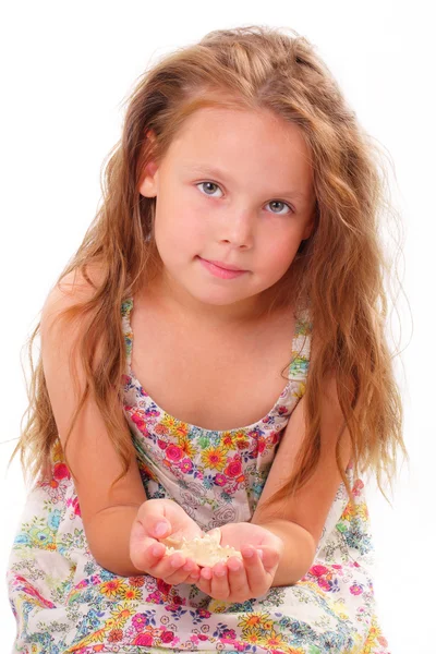Deniz yıldızı ile güzel küçük bir kız — Stok fotoğraf
