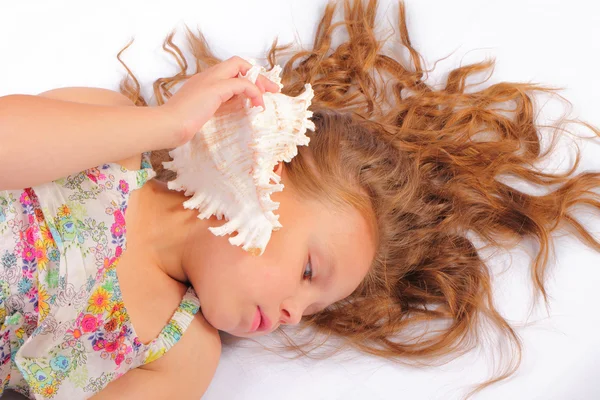 Relaxante menina com concha — Fotografia de Stock