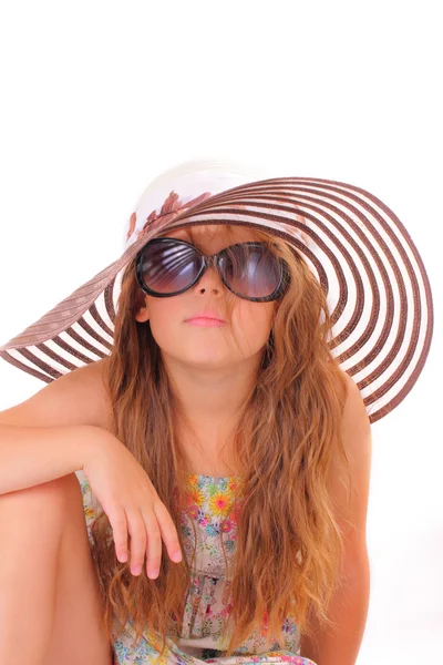 Petite fille dans un chapeau et avec des lunettes de soleil — Photo