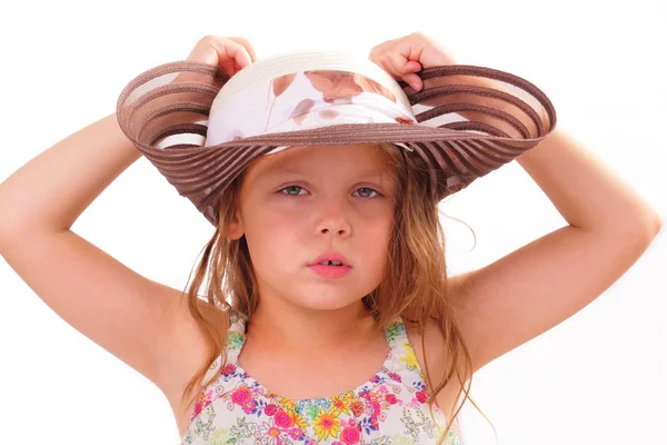 在一顶大帽子的漂亮的小女孩 — 图库照片