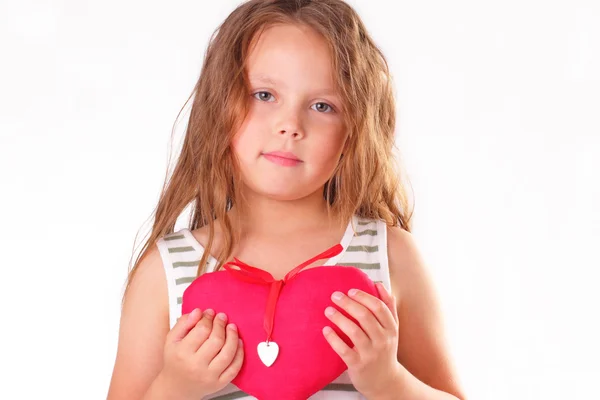 Söt liten tjej med ett stort rött hjärta — Stockfoto