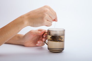 çay bardağı tutan kadın.