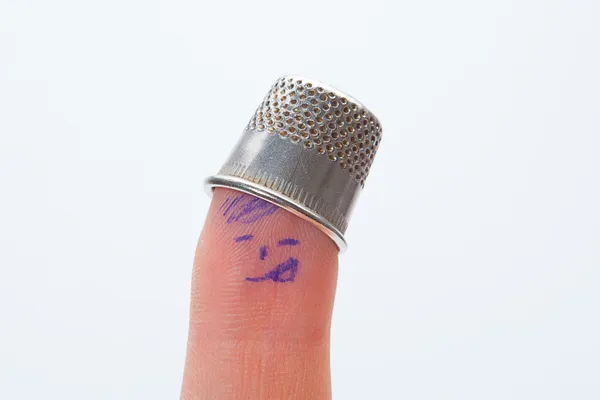 Fingerhut am Mittelfinger, Nahaufnahme — Stockfoto